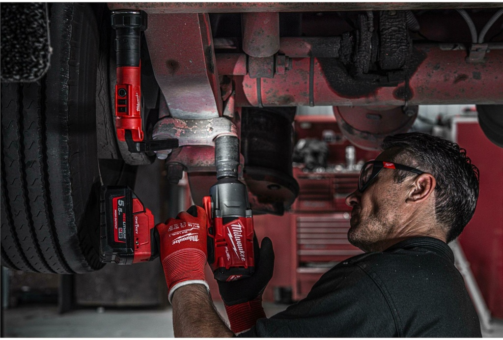 MILWAUKEE L4 SL550-301 USB OPLAADBARE STAAFLAMP 550 LUMEN 4933478869